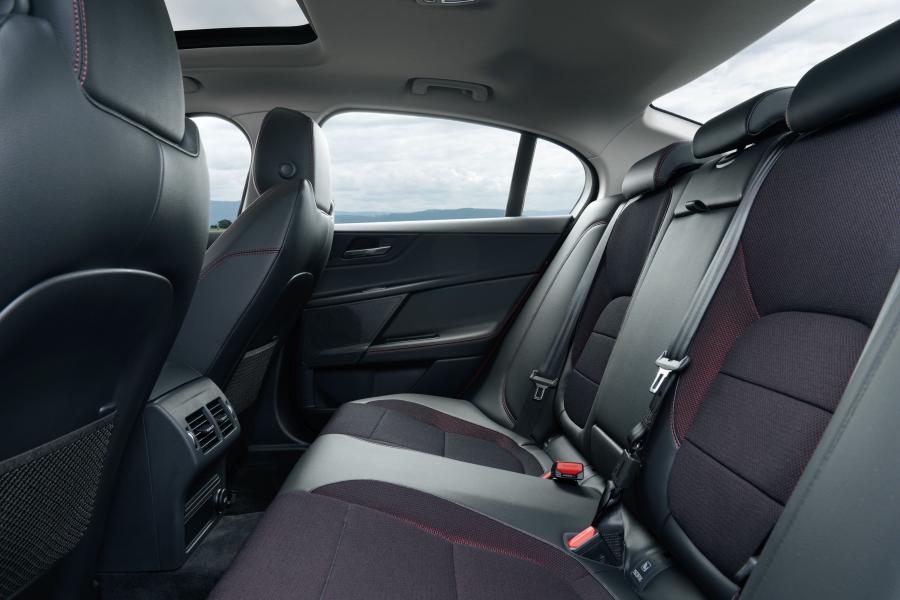 Интерьер Jaguar XE 25t R-Sport 2015 года  (AU) (фото 39 из 40)